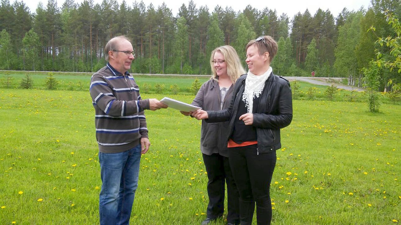 Kestilän neuvolan puolesta vetoomuksen Aaro Vikille luovuttaneet Minnaliisa Hämäläinen (edessä) ja Minna Kilpelänaho ovat pohtineet sitä, saavatko asukkaat verorahoilleen vastinetta palvelujen vähetessä.