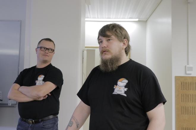 Veslateciin palkatulla Sami Pajumäellä (oik.) ei ollut aiempaa kokemusta lasereista. Myyntipäällikkö ja omistaja Jani Poikkimäen mukaan Pajumäen asenne ratkaisi. KUVA: LAURA ANNILA