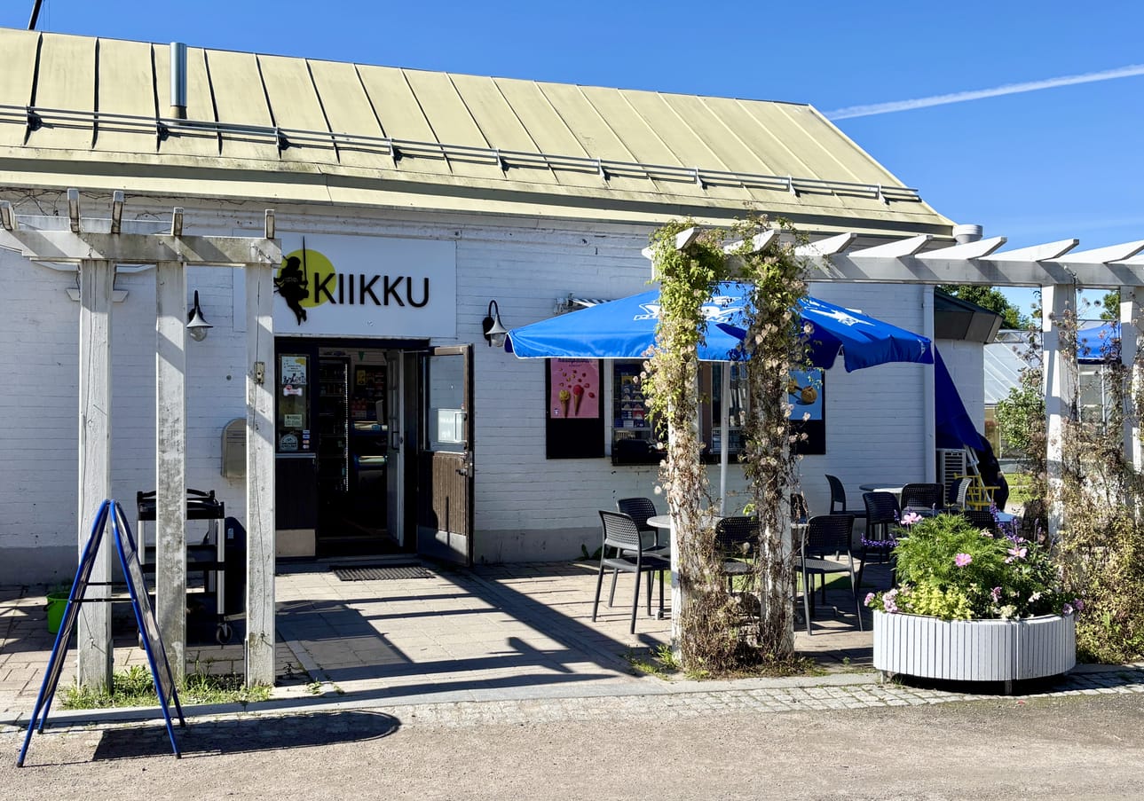 Lapsiystävällinen Kiikku sijaitsee Ainolanpuistossa, aivan Hupisaarten leikkipuiston kupeessa.