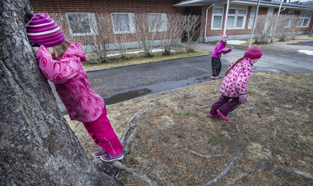 Perinteiset pihaleikit ovat säilyttäneet suosionsa lasten keskuudessa.