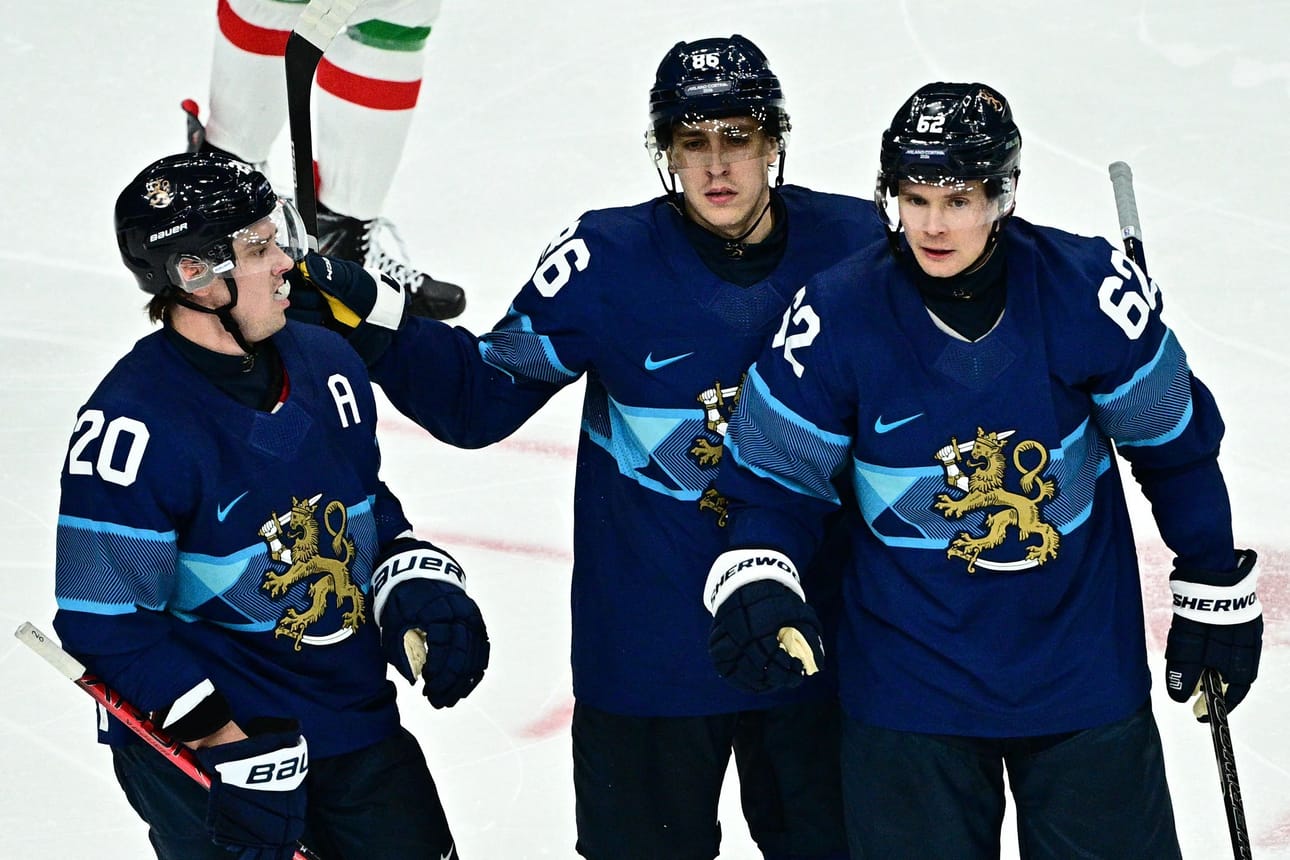 Sebastian Aho (vas.) oli Leijonien johtohahmoja, kun taas Teuvo Teräväisen (kesk.) turnaus oli vastaansanomaton pettymys.