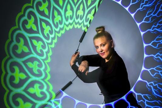 Katja Ikonen on yksi Suomen harvoista Ignis poi -sauvojen pyörittelijöistä. Kuvat: Kimmo Koskinen/Flycam Oy