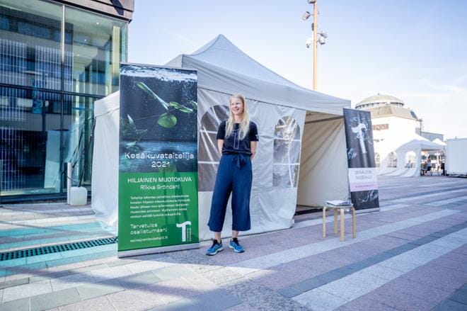 Riikka Gröndahl on Seinäjoen kesäkuvataiteilija. Gröndahl kuvaa telttastudiossaan torilla ohikulkijoita. Kuvista syntyy videoteos Hiljainen muotokuva. KUVA: ELENA MIKKILÄ