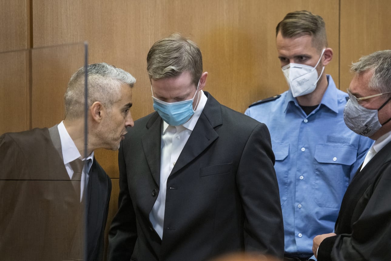 Walter Lübken murhasta syytetty Stephan Ernst (keskellä) saapui oikeuteen lakimiestensä kanssa.