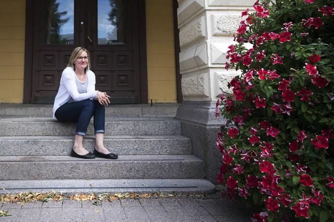 Maarit Kantola korostaa, että pelkät sisäilmanäytteet eivät riitä kertomaan rakennusten kunnosta tai sisäilmasta. Ne ovat vain pieni osa sisäilmaongelmien kartoittamisessa. KUVA: JARNO PELLINEN