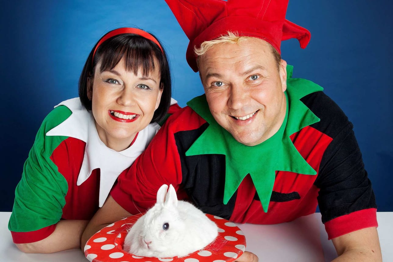 Oulun Kastellista kotoisin oleva taikuri Simo Aalto ja vaimonsa Kirsti ovat sekä yrittäjäpari että aviopari. Kirsti pyörittää firmaa ja Simo keskittyy taikatemppujen rakentamiseen.