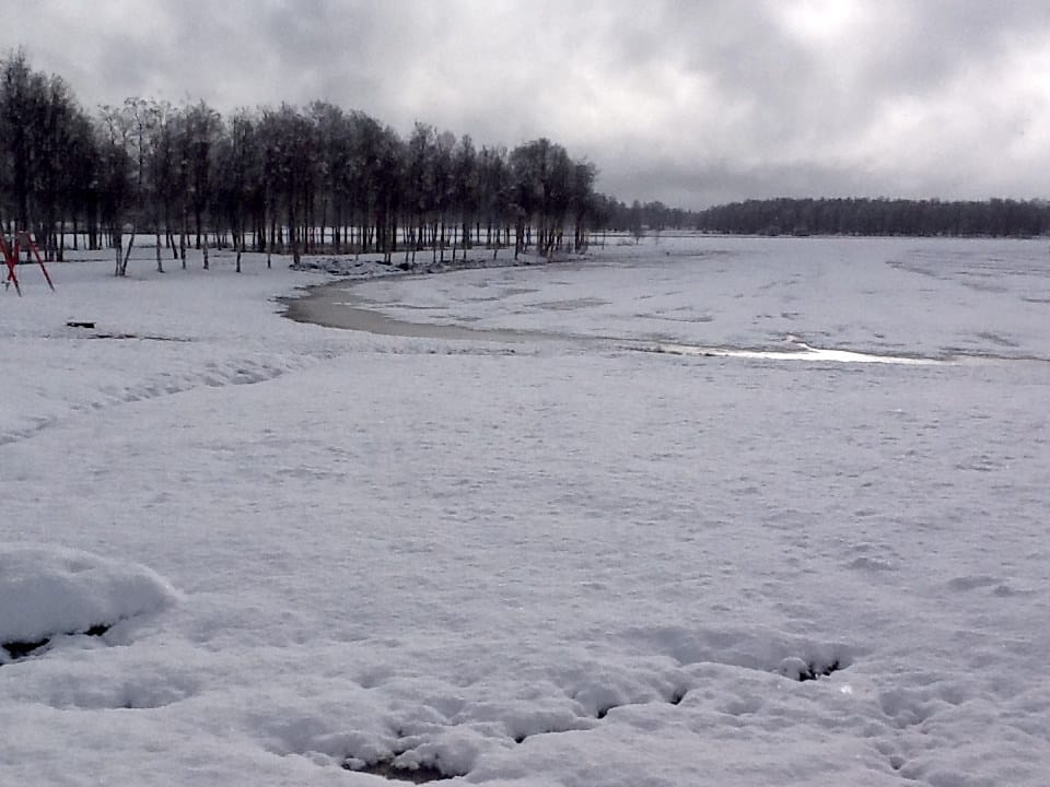 Kuusamojärven Kirkkolahti sai valkean peitteen perjantaita vasten yöllä. Jäälle ei ole enää asiaa.