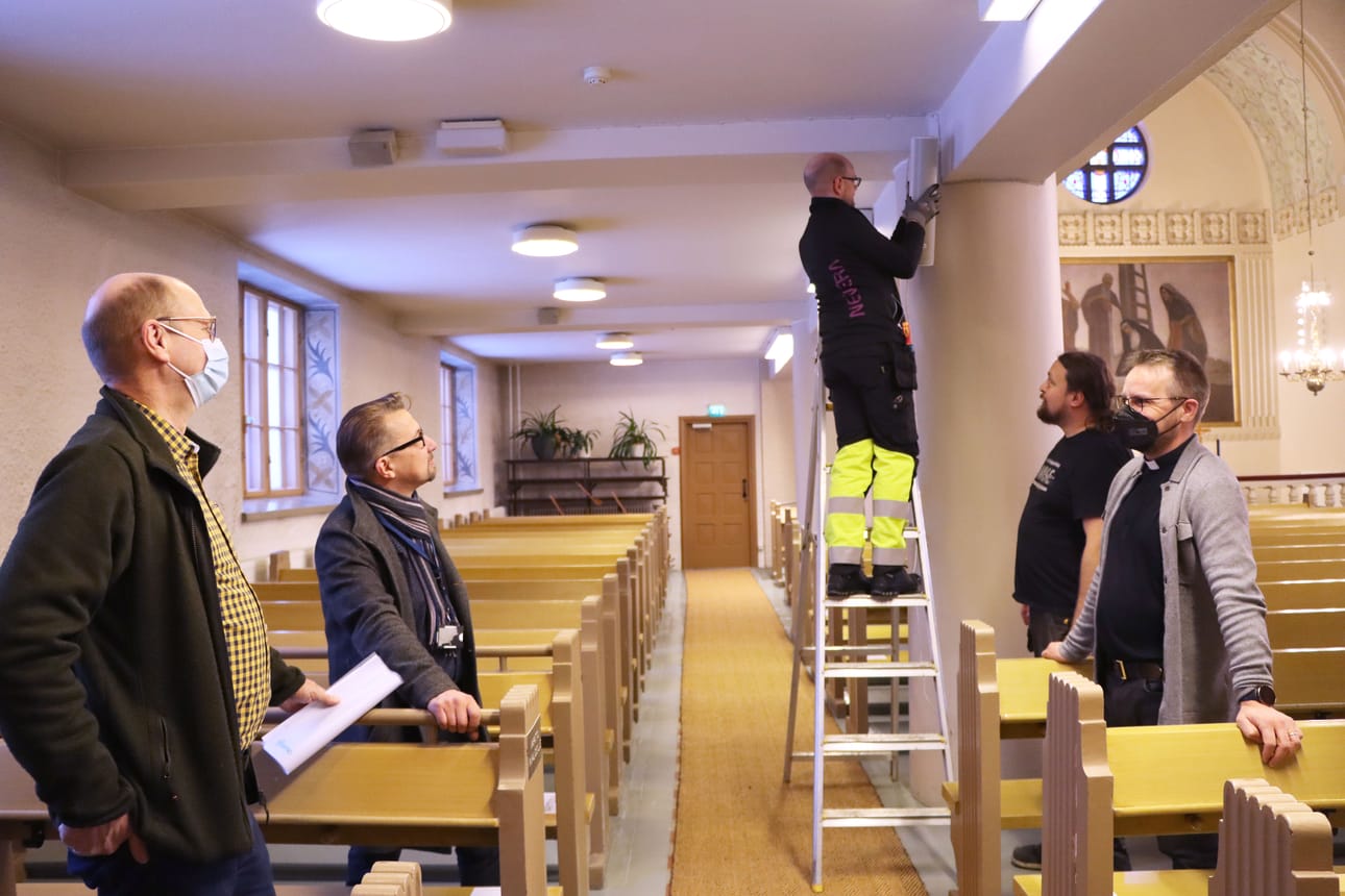 Sami Jormanainen ja Kari Lavila asensivat kaiuttimia. Työn edistymistä kävivät katsastamassa Timo Harju, Juhana Kari ja Jussi Peräaho.