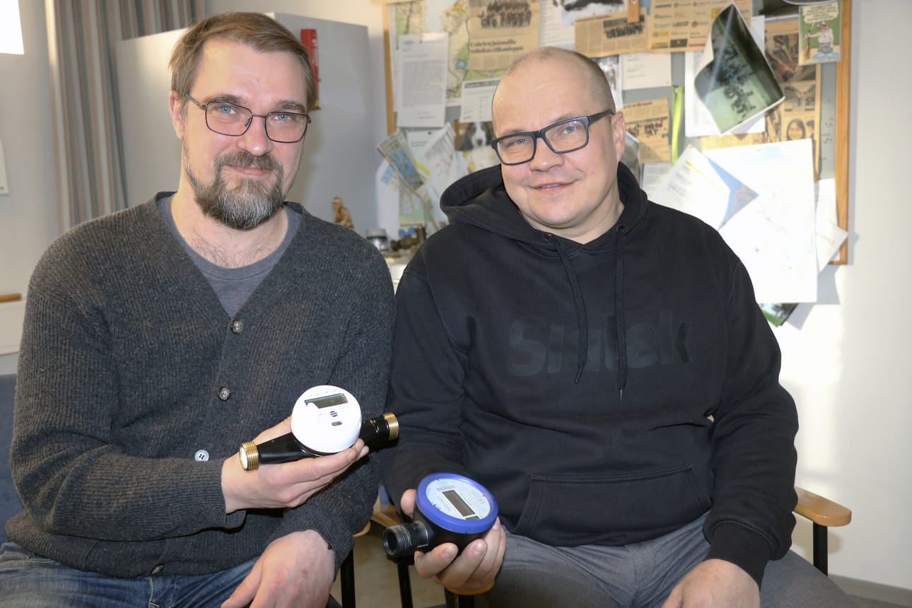 Tekniikka kehittyy ja tekijät pitävät itsensä kartalla siitä, millaisia uudistuksia on olemassa. Oulaisten kaupungin tekninen johtaja Ossi Laakso ja Vesiosuuskunnan toimitusjohtaja Jarmo Äijälä pohtivat, että lähivuosien aikana kaikki vesimittarit on saatu muutettua esimerkiksi etäluettaviksi.