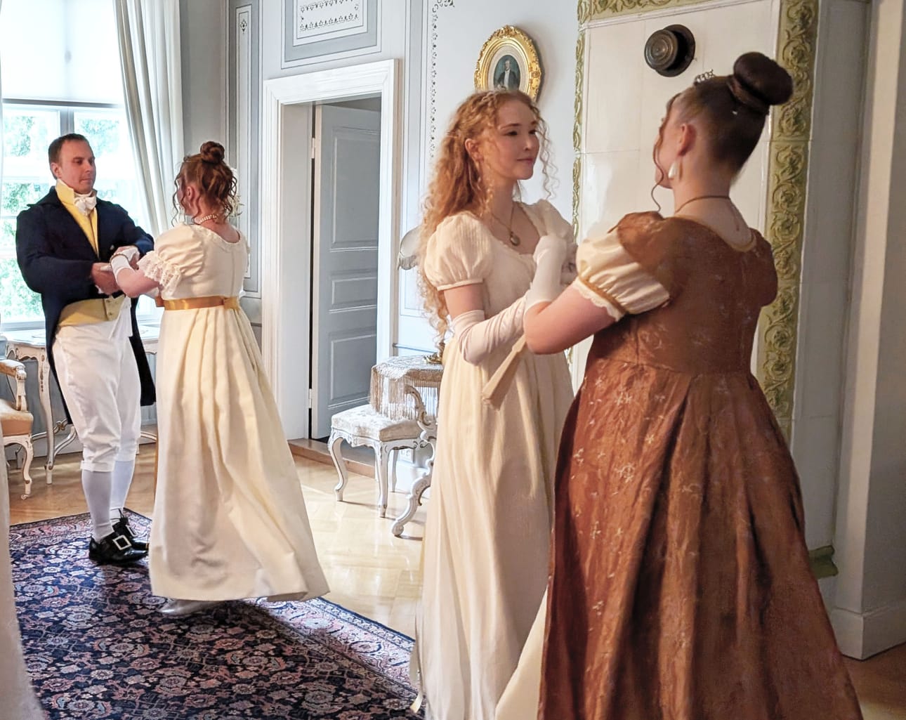 Östermyran salissa vietetään tanssien iloista hääjuhlaa. Surut ja murheet ovat vielä kaukana. Kuvassa Joonas Pulli (vas), Mette Talvitie, Johanna Polvi ja Jenni Halkosaari.