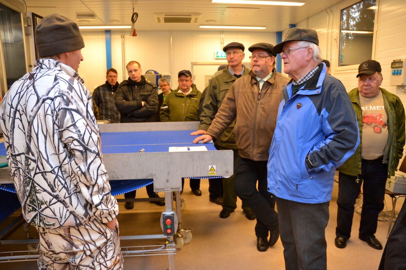 Juha Korhonen (vas.) esitteli torstaina Kuusamon kalataloa vieraille, jotka ovat kokoontuneet kahdeksi päiväksi Pohjois-Pohjanmaan ja Kainuun kalastusaluepäiville.