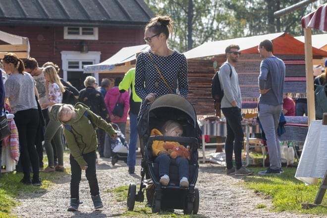 Arthur, Camilla ja Leonora Öst kiertelivät Bragen syysmarkkinoilla. He halusivat maistaa ainakin hillopossuja ja vohveleita.