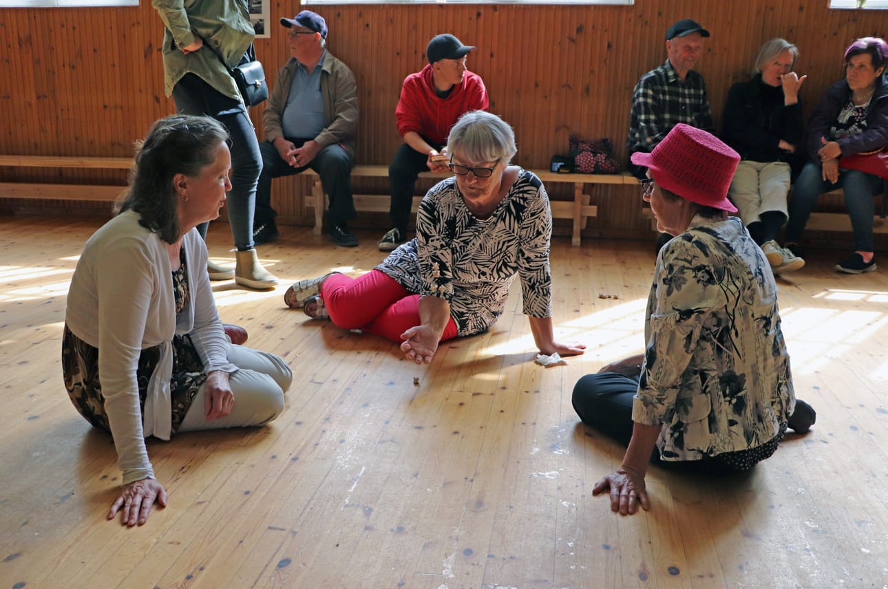 Finaalissa pelasivat Maire Mertala (vas.), Mirja Taivaloja ja Hilkka Tihinen.