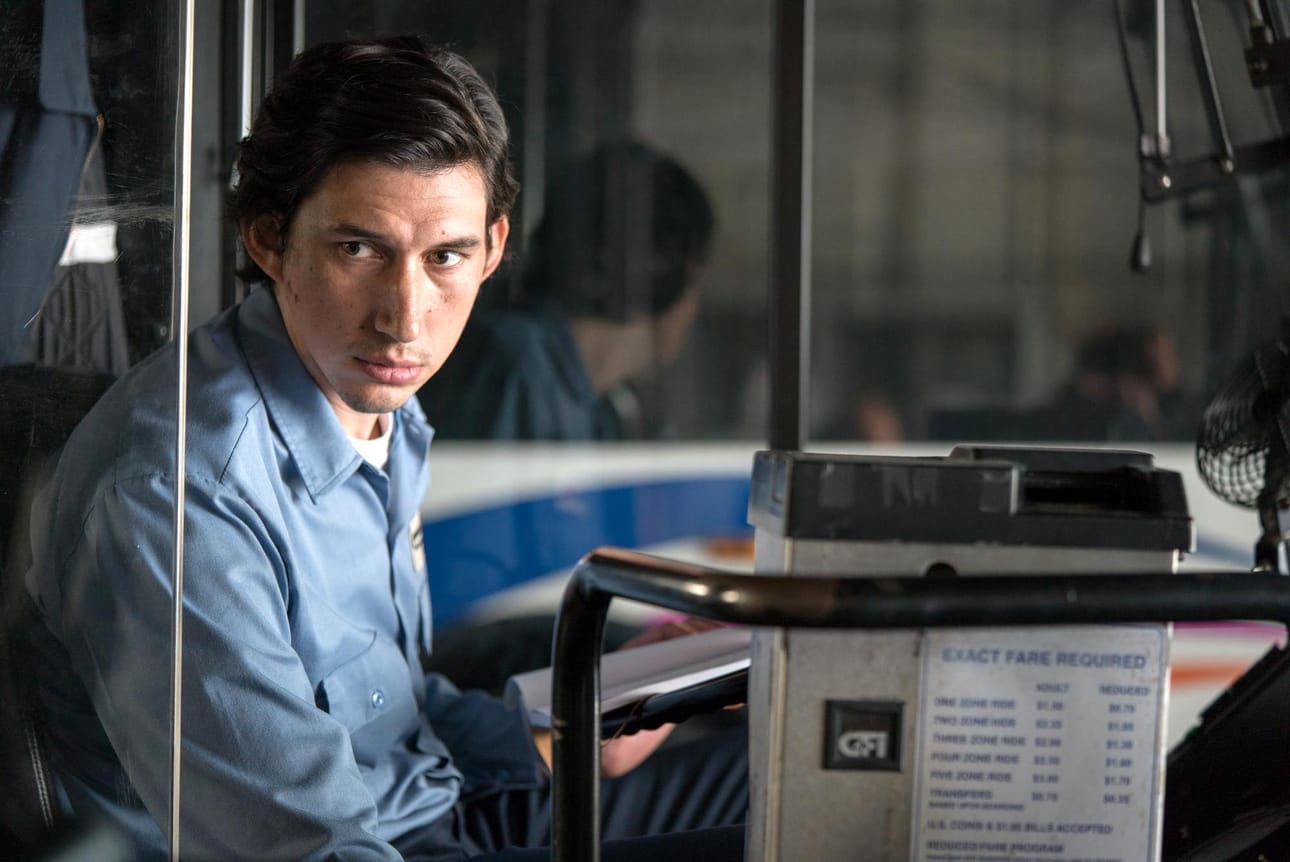 Adam Driver on bussikuski Paterson Patersonin kaupungissa, jossa hän runoilee ja elää täysin tyytyväisenä jokapäiväisiin rutiineihinsa.