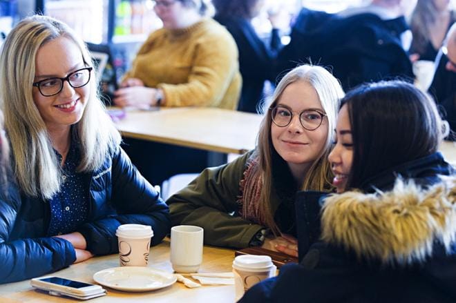 Anette Väisälä, Helmi Kallio ja Sara Heinranta ovat sitä mieltä, että Facebook ja Instagram tarjoavat heille paremmin mielenkiintoista tietoa kuin Twitter. KUVAT: MINNA ANTILA