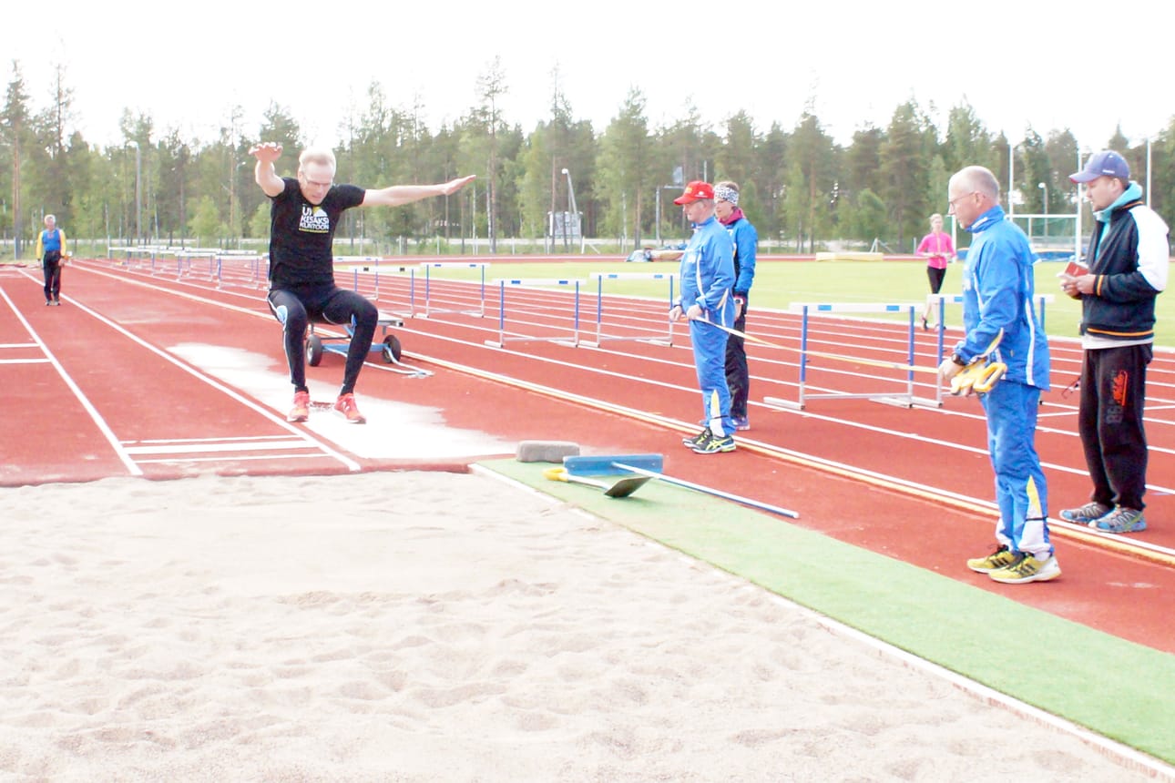 Sampo Laakkonen hyppää, Pekka Kinnunen odottelee vuoroaan takana. Timo Vähäkuopus heilui välillä mittamiehenäkin Olavi Leinosen kanssa, Mirja Laakkonen otti aikoja ja Janne Alatalo kirjasi tulokset muistiin.