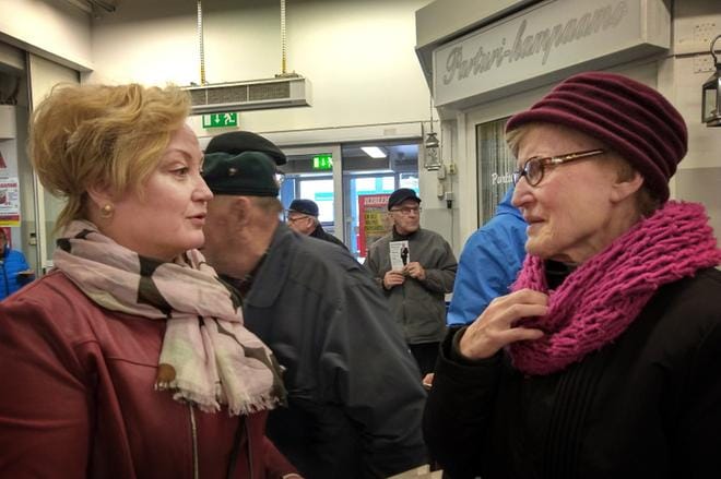 Saara Sikkilä (oik.) tiedusteli Elsi Kataiselta kellojen kääntämisestä. Molempien mielestä talviaika on se oikea. KUVA: MIIANELLA HERRALA