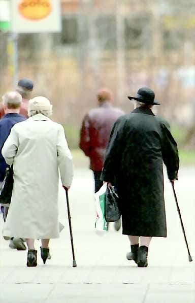Tasoitusta. Lyhyempi työhistoria ja palkkaerot laskevat naisten eläkkeet pienemmiksi kuin miesten.