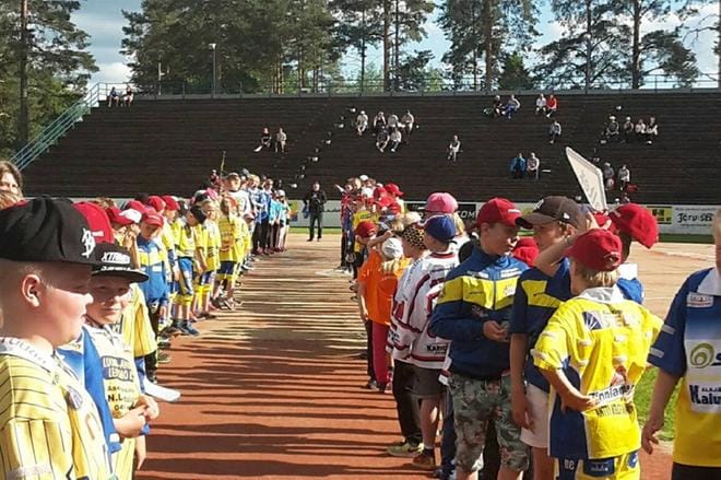 Torstai-iltana suuri joukko urheilevia nuoria Alajärven eri seuroista otti Kitrolla vastaan superpesiksen illan ottelun pelaajat. KUVA: ELLA NURMI