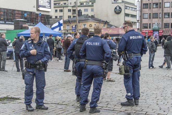 Poliisi valvomassa mielenosoituksia elokuussa Turussa päivä epäillyn terroriteon jälkeen. Arkistokuva. KUVA: Markku Ojala/Compic