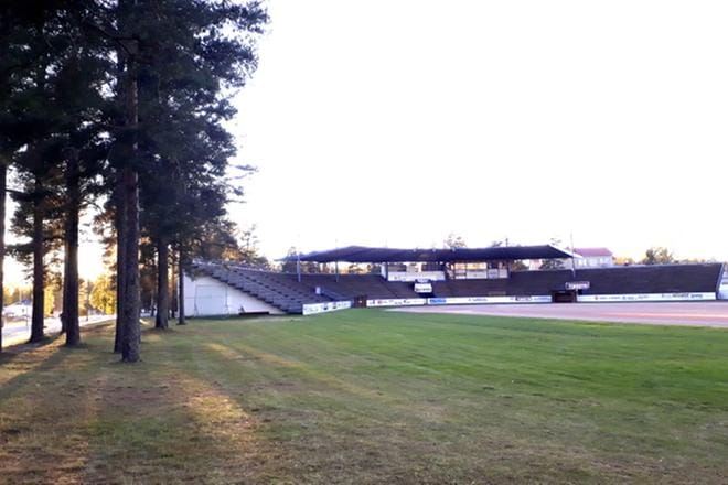 Alajärven keskustassa on vireillä merkittäviä asemakaavamuutoksia. Suunnitteilla on muun muassa korkeaa rakentamista Hirsikankaantien varteen Kitron stadionin kohdalle. Kaavaa koskeva luonnos- ja valmisteluvaiheen asiakirjat ovat nähtävillä 30. heinäkuuta asti.