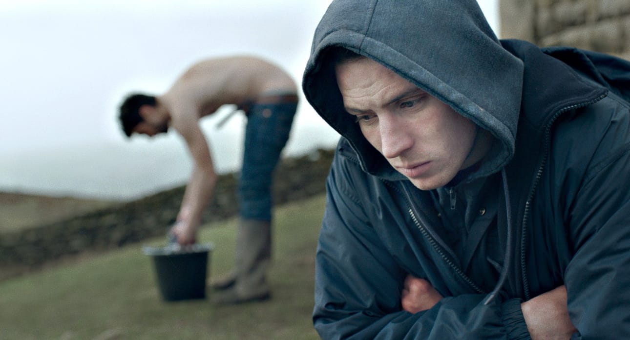 Johnny (Josh O’Connor) patoaa mieluummin kuin puhuu. Gheorghe (Alec Secareanu) opettaa tälle jälkimmäistä.