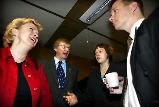 Helpottava nauru. Anne Huotari (vas.), Alpo Jokelainen, Paula Lehtomäki ja Timo Korhonen.