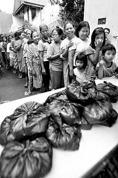 Indonesiassa perheet ovat jonottaneet kilon riisiannoksia.