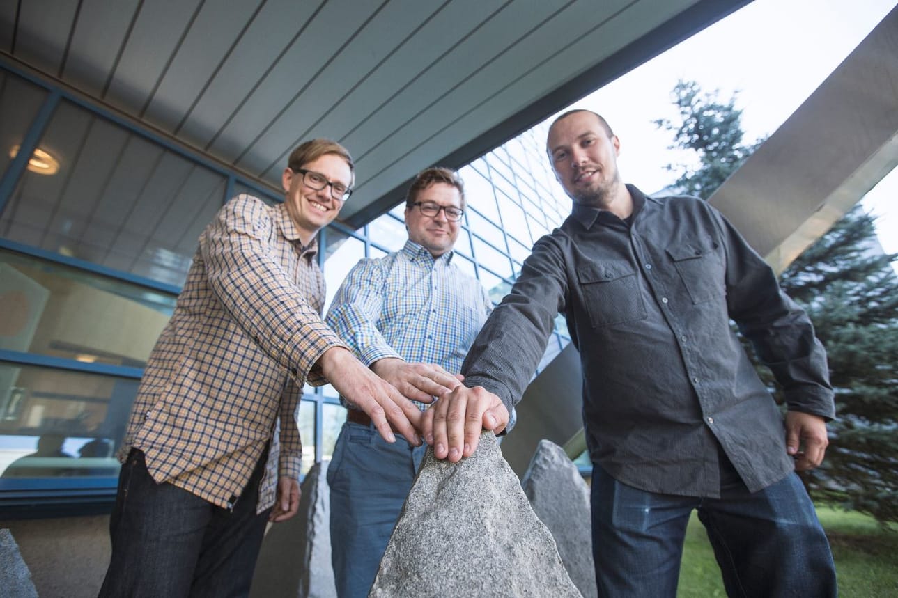 Teemu Vanninen (vas.), Matti Raustia ja Toni Lindén hitsautuivat yhteen Oulun yliopiston langatonta tietoliikennettä kehittävässä yksikössä. He suunnittelevat ratkaisuja erityisen vaativiin ympäristöihin, kuten arktisille alueille ja merille, missä eivät toimi edes satelliittiyhteydet. Teknologia lähtee liikkeelle taajuusalueen alapäästä, kun matkapuhelimissa juostaan kiinni taajuusalueen yläpäätä.
