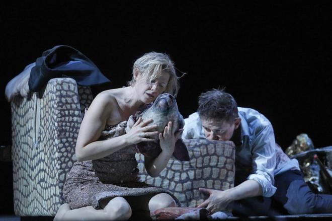 Aatelisrouva (Sally Matthews) laulaa tuutulaulua lampaanpäälle. Hänen veljensä (Iestyn Davies) on tyytymätön lammaspaistin kypsyysasteeseen. KUVA: Ken_Howard
