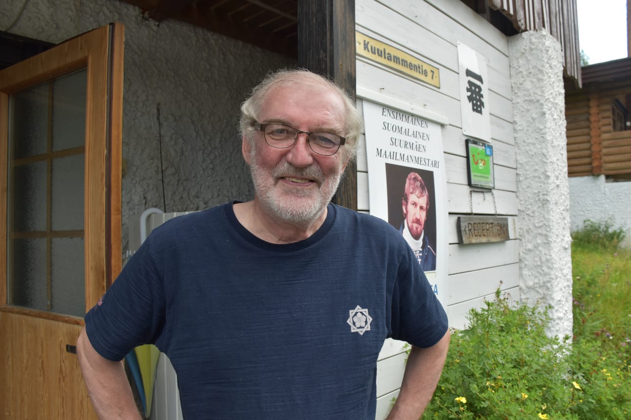 Tapio Räisänen Kuuharjun mökeillä. Mökkien kunnossapitoa hän kuvailee eläkepäivien harrastuksekseen.