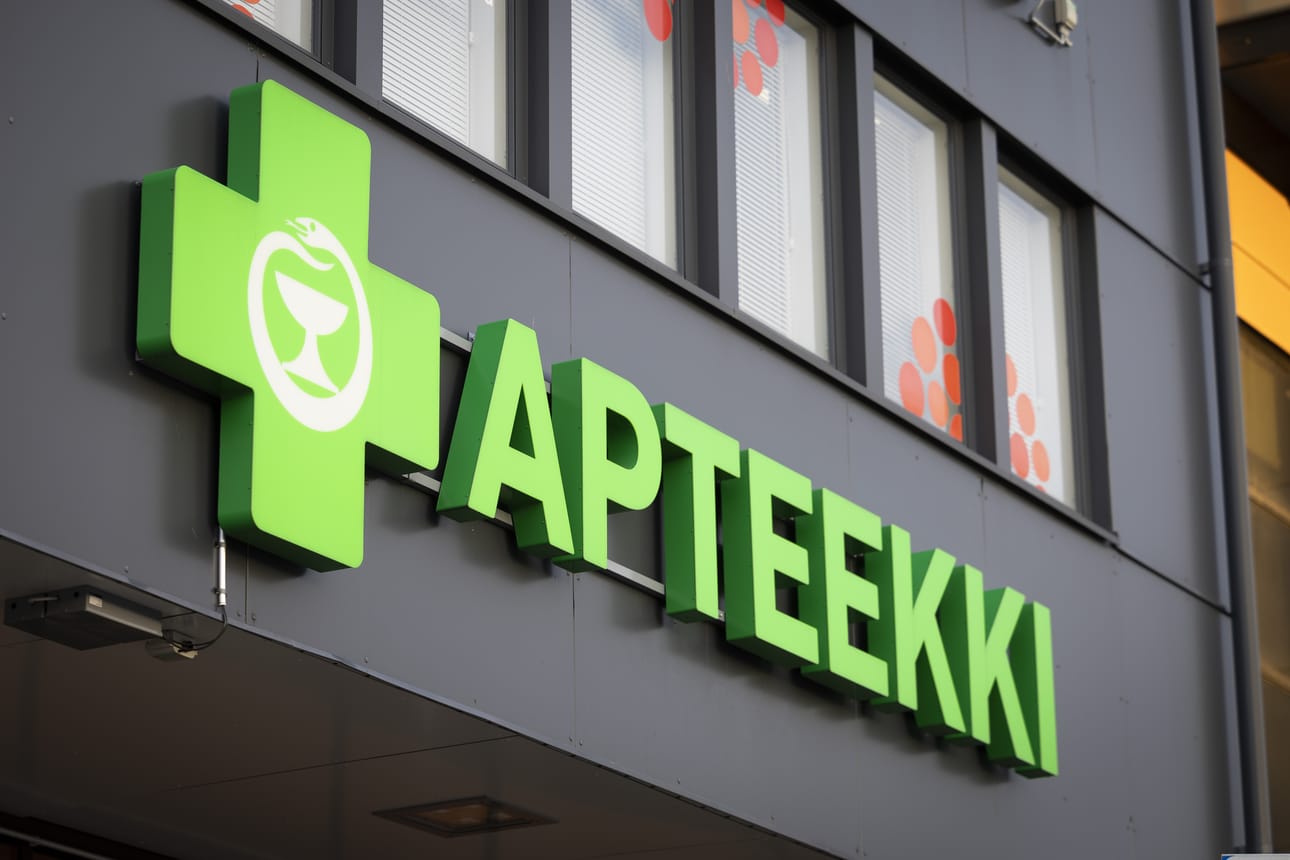 Apteekkiuudistus leikkasi apteekkien lääketaksaa eli käytännössä apteekkien reseptilääkkeistä saamia katteita vuodenvaihteessa. Vuonna 2027 osa itsehoitolääkkeistä vapautuu muidenkin kuin apteekkien myytäviksi.
