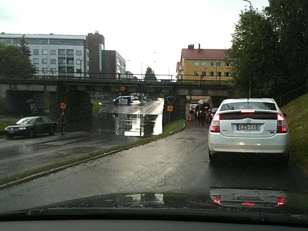 Liikenne ohjattiin pyörätietä pitkin tulvivan sadeveden vuoksi.