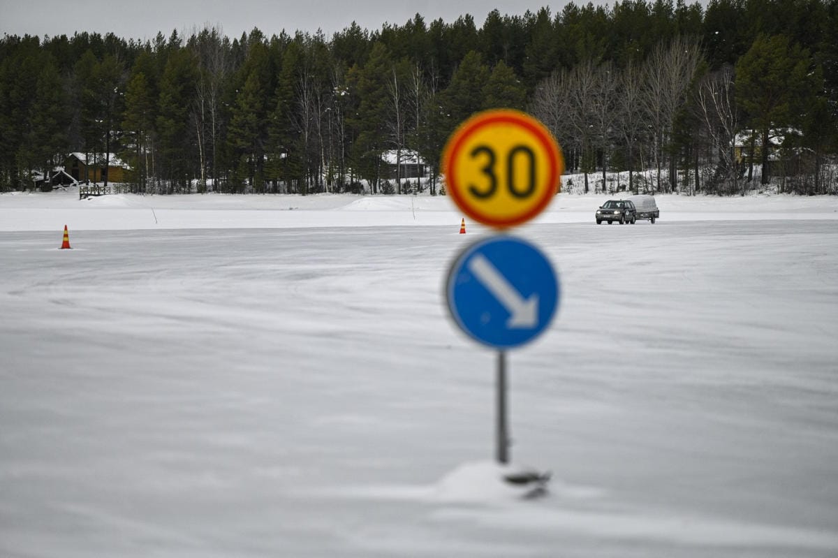 Liikennettä jäätiellä Räisäsen ja Kervisen välillä Kemijärvellä. Nopeusrajoitus jäätiellä on 30 kilometriä tunnissa. Ajoneuvojen välillä pitää olla vähintään 50 metriä väliä, ja ohittaminen on kiellettyä. Jäätielle ei myöskään saa pysähtyä. LEHTIKUVA / JOUNI PORSANGER