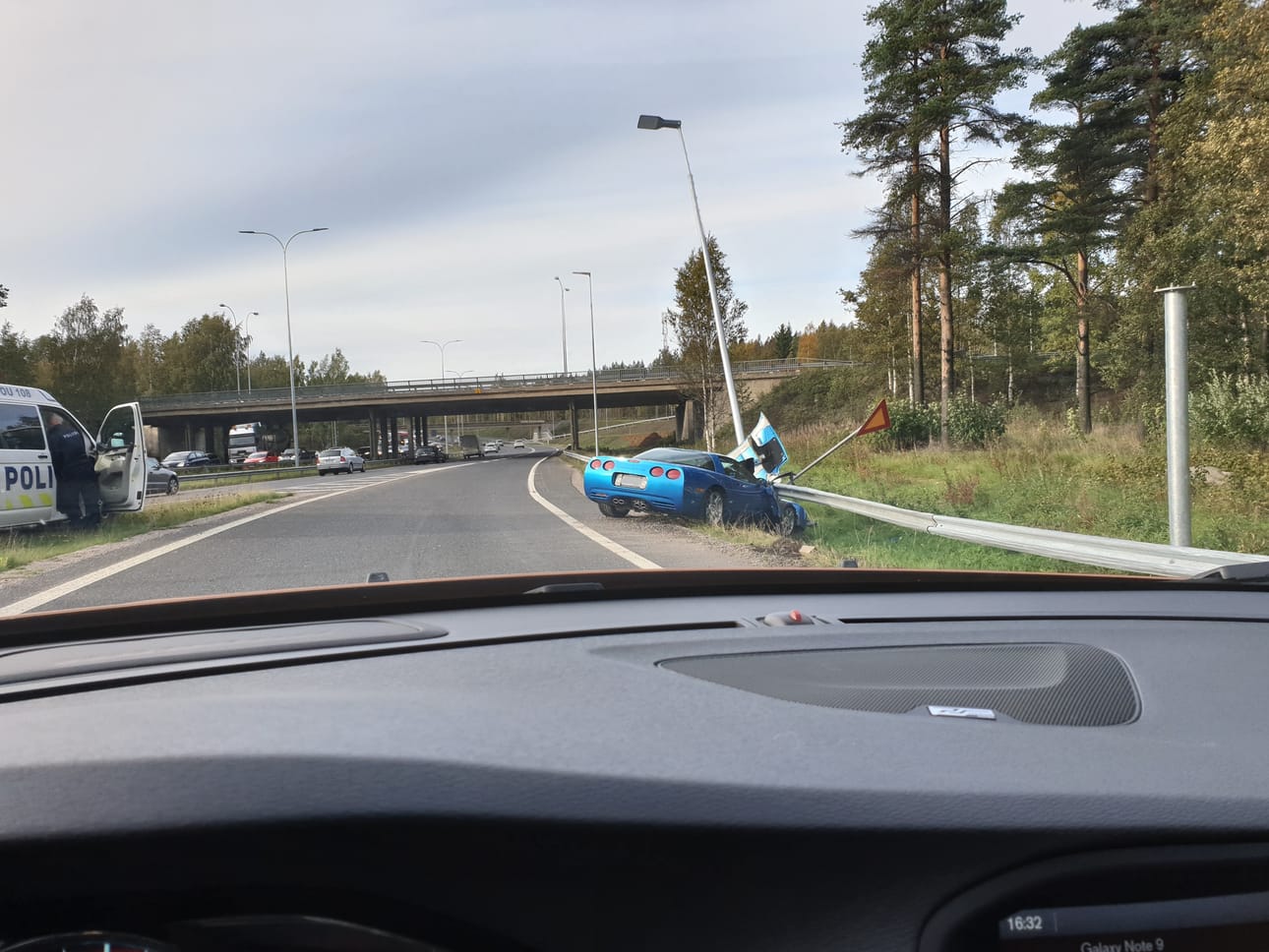 Auto törmäsi kaiteeseen Kuusamontien rampissa Pohjantiellä.
