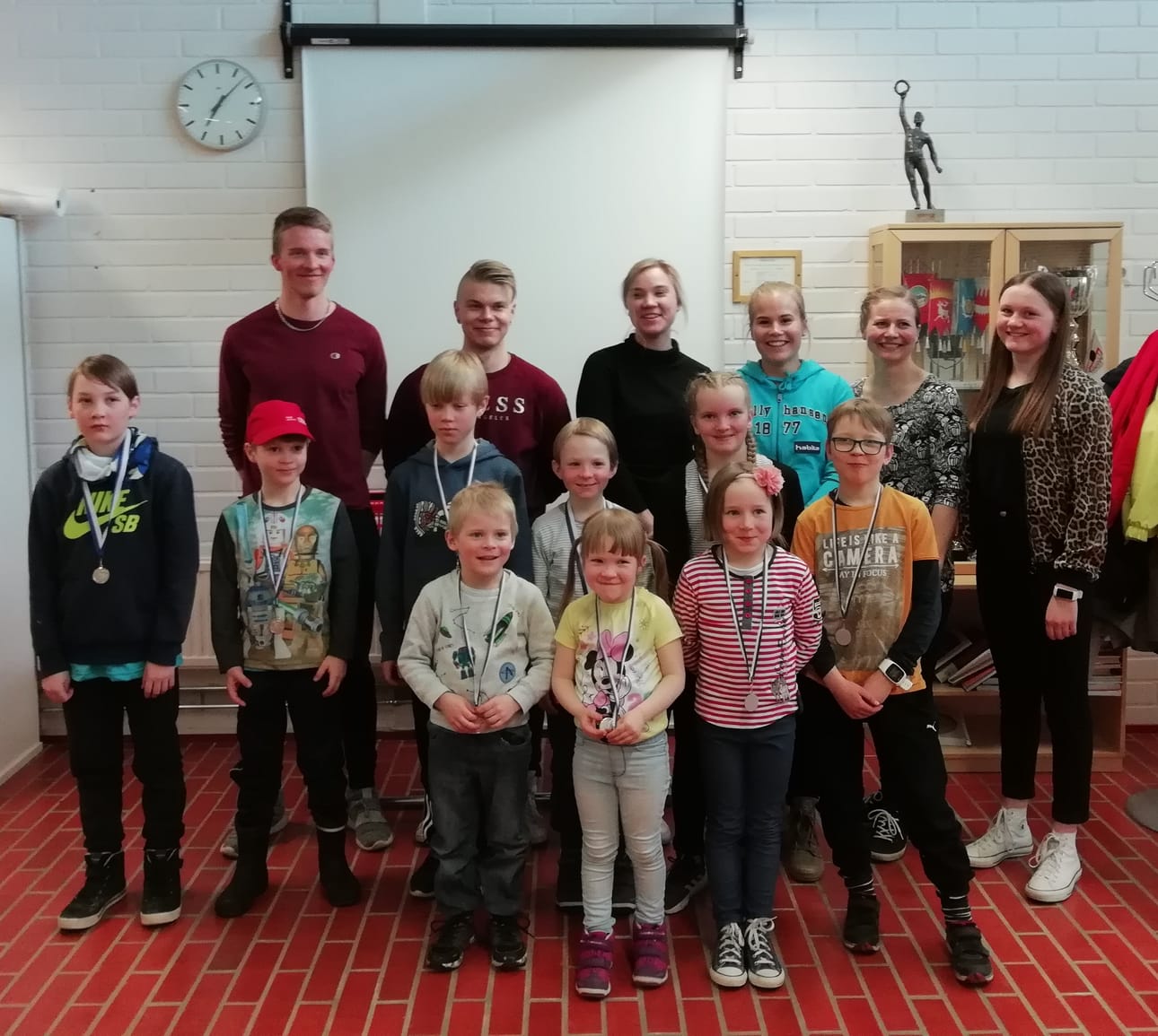 Paikalle päässeet palkitut vas. ylärivi: Juuso Tossavainen, Niko Husu, Eveliina Korva, Elina Läspä, Jenni Runnakko ja Ellinoora Ojala, Vas. toinen rivi Matias Maaninka, Miro Maaninka, Markus Maaninka, Veikka Takkula, Ulla Klemetti ja Nooa Karjalainen, edessä Sampo Runnakko, Fanni Takkula ja Maisa Runnakko.