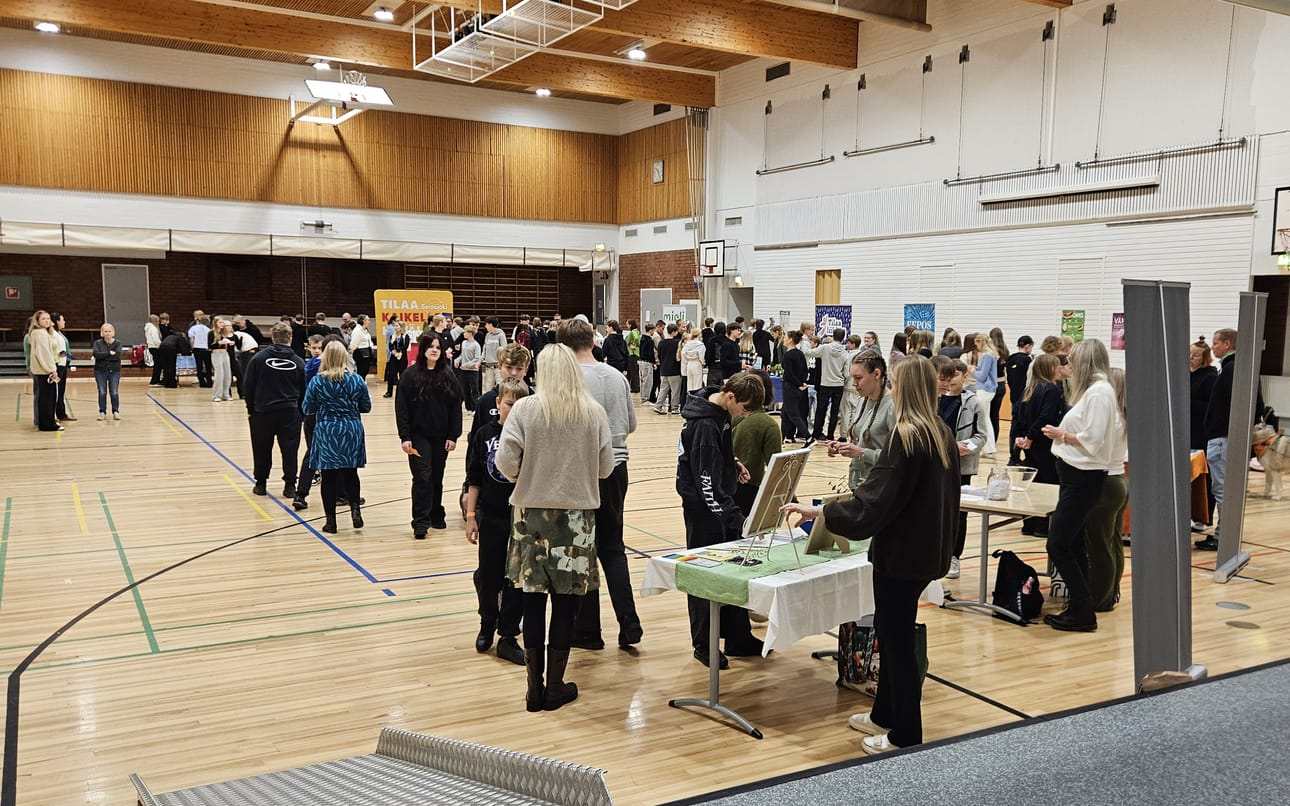 Nurmon koulukeskuksen liikuntasalin tilat eivät riitä sitä käyttävän lukion, yläkoulun ja alakoulun tarpeisiin. Jutuntekopäivänä liikuntaa ei salissa voitu opettaa yläkoulun hyvinvointitapahtuman takia.