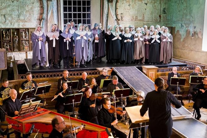 Korsholman musiikkijuhlien huipennus. Neljä vuotta valmisteltu Isonkyrön vanhan kirkon seinämaalauksiin perustuva Elämän kuvat -ooppera kantaesitettiin. Olli Kortekankaan musiikissa soi seinämaalausten alkukantainen voima. Solistit Waltteri Torikka ja Päivi Nisula tekivät upeat roolit. KUVA: JOHAN HAGSTRÖM