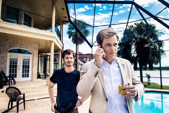 99 Homes on Floridaan sijoittuva elokuva ihmisistä talouskriisin jaloissa. Michael Shannon on kiinteistönvälittäjä ja Andrew Garfield työtön. KUVA: Yle Kuvapalvelu