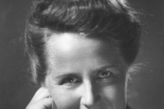 Liikkeenhoitajana Sara Hildén tuli toimeen omillaan ja hankki vankan osaamisen vaatetusalalta. Oman liikkeen hän perusti vuonna 1952. KUVA: Sara Hildénin säätiö
