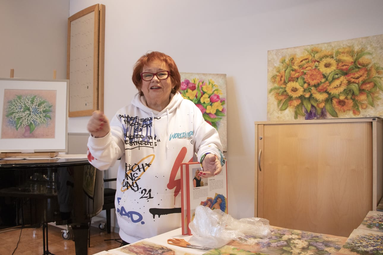 Monelle tuli yllätyksenä, että Piepponen on myös kuvataitelija. Nuorena hänen haaveenaan oli päästä joko Ateneumiin tai Teatterikorkeaan. Teatteri avautui ensiyrittämällä, joten taide jäi kakkoseksi, mutta on kulkenut mukana koko elämän ajan. Piepposella on myös oma ateljee ja hän on kuvittanut myäs lasten satukirjan.