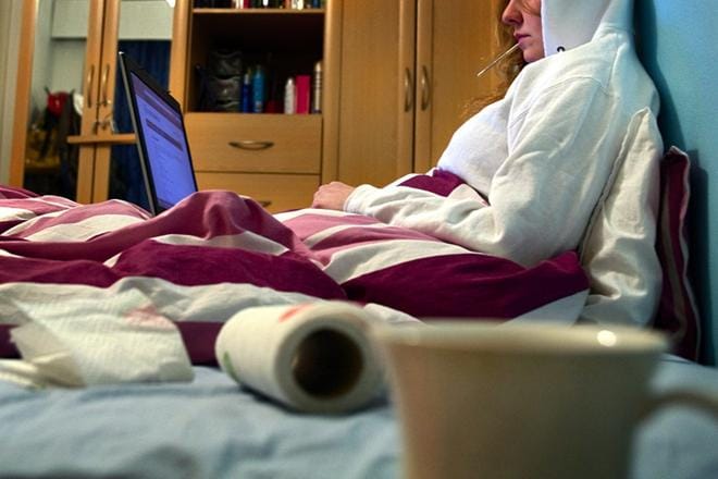 Rinovirus aiheuttaa ns. tavallisia flunssaoireita, kurkkukipua, nuhaa ja yskää sekä joskus kuumetta.