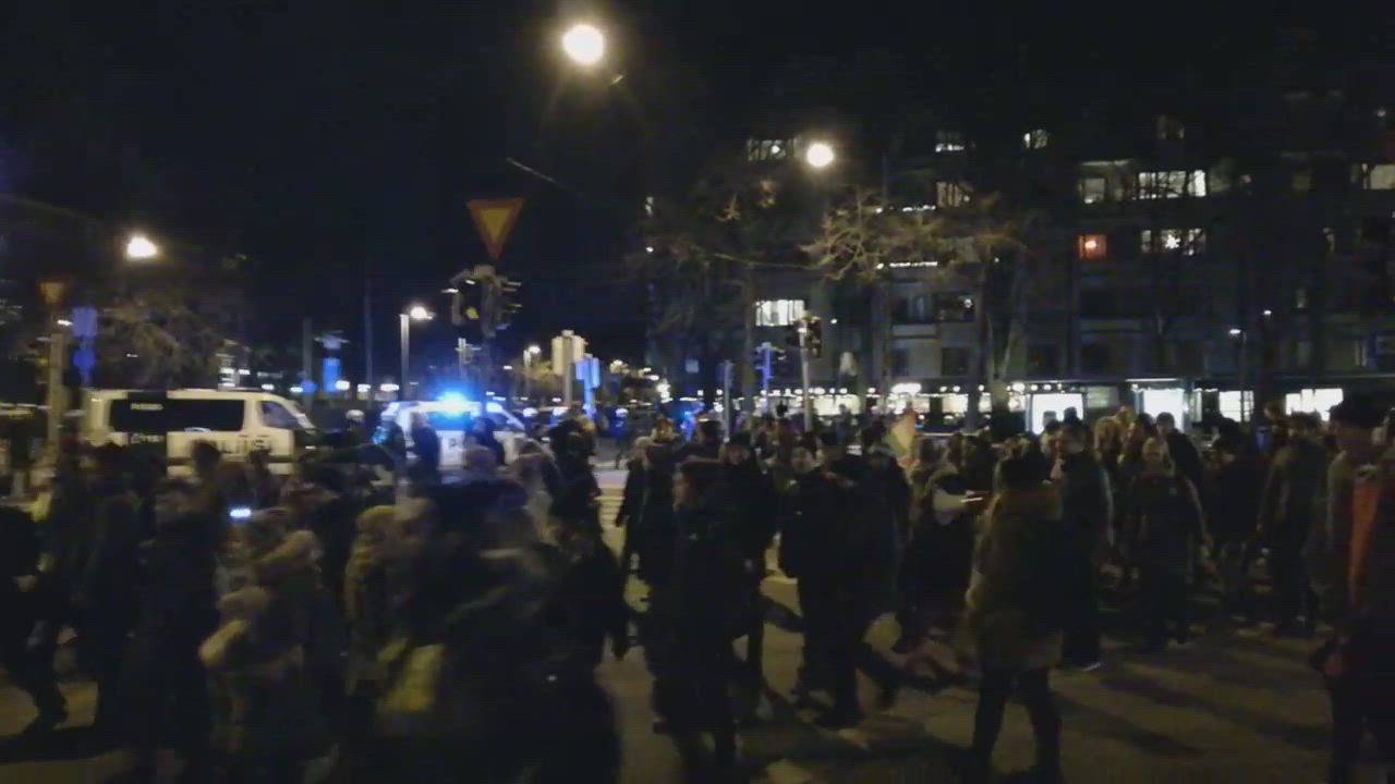 Itsenäisyyspäivä toi marssijat Helsingin kaduille - katso video