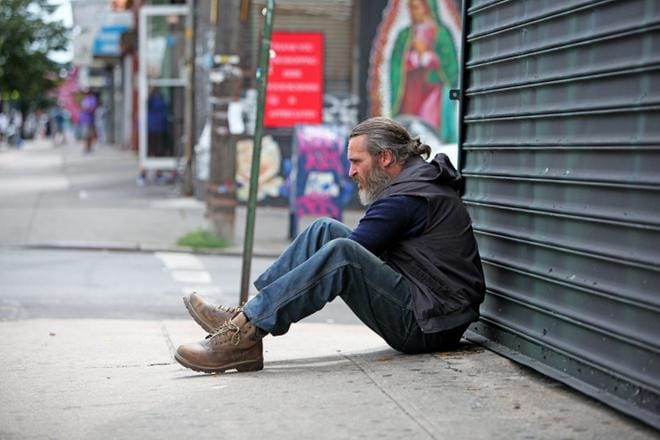 Joaquin Phoenix esittää kolhittua newyorkilaista sotaveteraania, joka lähtee pelastamaan senaattorin nuorta tytärtä pedofiiliringin kynsistä. KUVA: Yle Kuvapalvelu