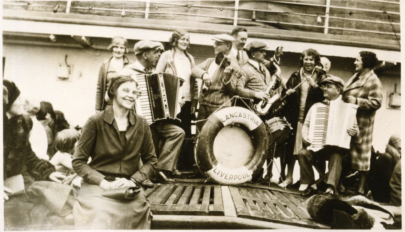 Haitarinsoittaja Andrew "Antti" Kosolan orkesteri esiintymässä Suomeen matkaaville amerikan- ja kanadansuomalaisille Lancastria-valtamerilaivan kannella. Kuva 1929.
