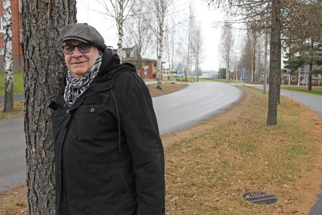 Näyttelijä Jussi Lampi on jo tuttu näky Alavuden katukuvassa. Hän on nyt aloittanut Alavuden kaupungin leivissä kulttuurikoordinaattorina. Kuva: Reijo Heikkilä