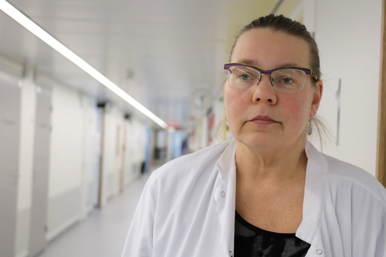 Elina Jokelainen tiedostaa tilanteen, että sairaalasäästöjä ei synny enää juustohöylä-taktiikalla, vaan miljoonien säästöihin tarvitaan isompia ratkaisuja.