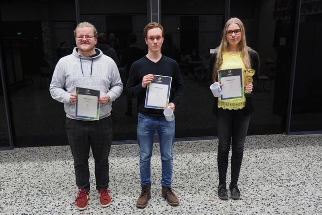 Etelä-Pohjanmaan reserviläispiirin Turpotietäjä-aluekilpailun voitti Erika Övermark. Toiseksi sijoittui Iivo Kalijärvi (kesk.) ja kolmanneksi Robert Suvanto. – Kisa oli mielenkiintoinen, mutta vielä mielenkiintoisempi oli Maanpuolustuskoulutuksen koulutuspäällikkö Juhani Alkion organisoima palkitsemistilaisuus Kauhavalla, Suvanto toteaa. KUVA: JANI SYVÄNEN