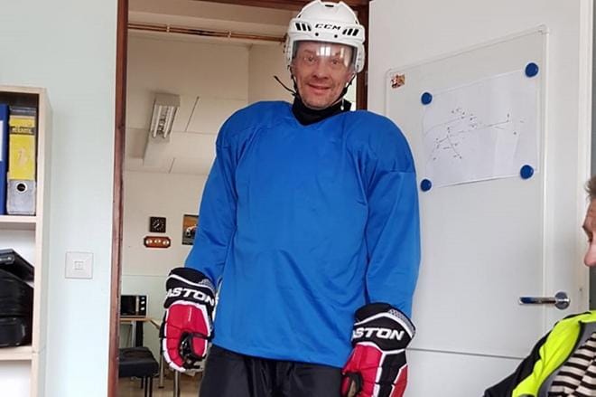 Petri Lahdenmäki ilmestyi aamulla Japolle töihin jääkiekkovarusteissa. Pakkohan se oli, kun oli mennyt lupaamaan!