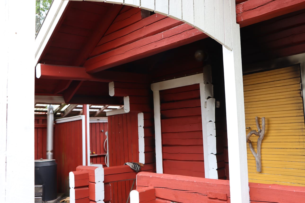 Närvijoen vapaa-ajan alueen savusaunan katto tuhoutui tulipalossa. Arkistokuva.